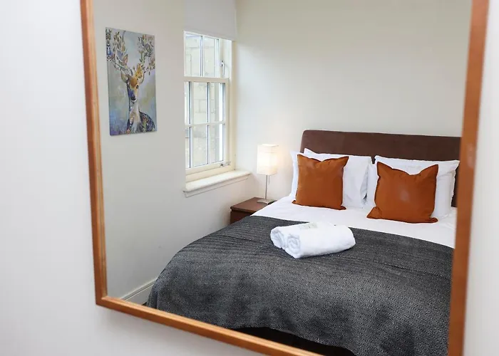 Joivy Spacious 2 Bed,2 Bath Flat, Free Parking And Rooftop Terrace Apartment Edinburgh