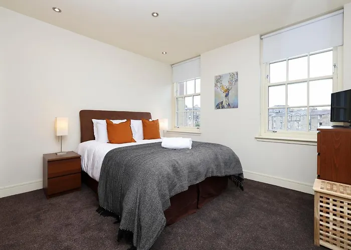 Joivy Spacious 2 Bed,2 Bath Flat, Free Parking And Rooftop Terrace Edinburgh