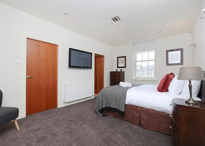 Апартаменты Joivy Spacious 2 Bed,2 Bath Flat, Free Parking And Rooftop Terrace