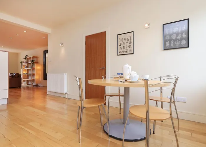 Joivy Spacious 2 Bed,2 Bath Flat, Free Parking And Rooftop Terrace Апартаменты *