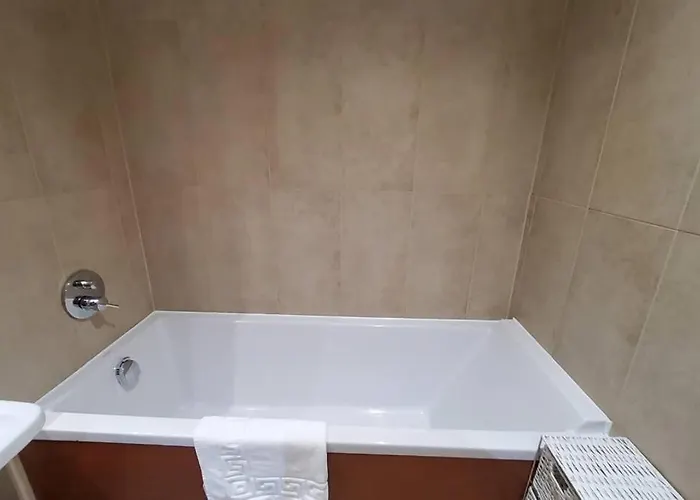 דירה 2 Bed Aprtmt- Waterfront, 5 Beds, Parking *