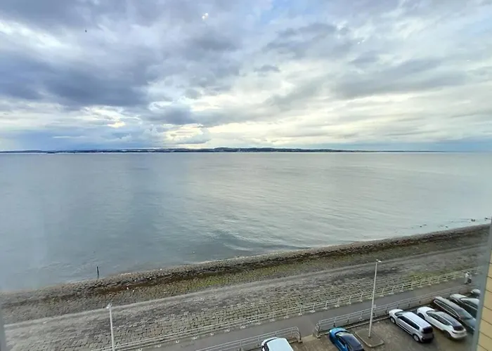 דירה 2 Bed Aprtmt- Waterfront, 5 Beds, Parking אדינבורו