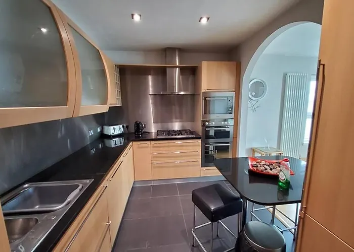 2 Bed Aprtmt- Waterfront, 5 Beds, Parking Lejlighed