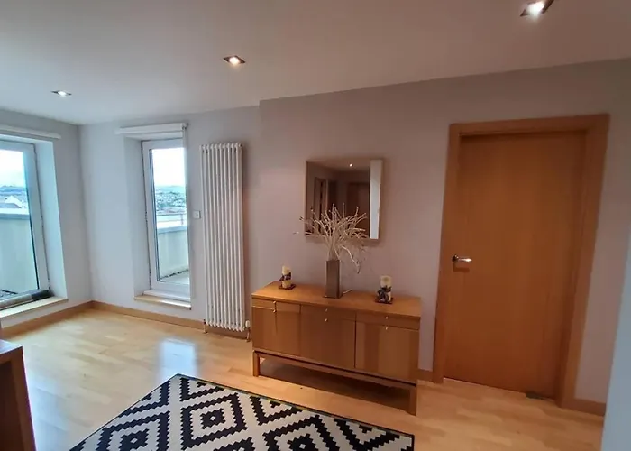 2 Bed Aprtmt- Waterfront, 5 Beds, Parking *