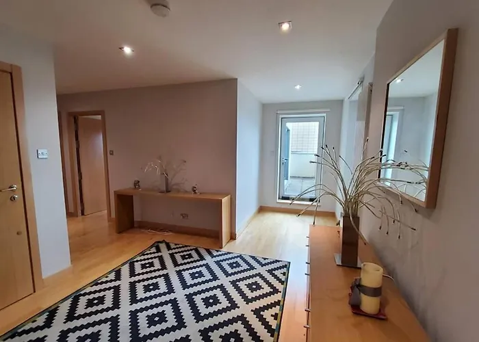 2 Bed Aprtmt- Waterfront, 5 Beds, Parking דירה *