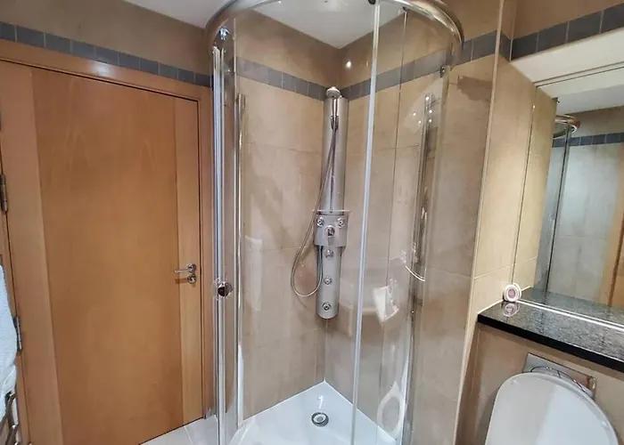 2 Bed Aprtmt- Waterfront, 5 Beds, Parking