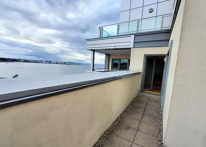 2 Bed Aprtmt- Waterfront, 5 Beds, Parking דירה *