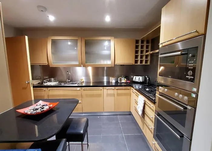 2 Bed Aprtmt- Waterfront, 5 Beds, Parking * אדינבורו