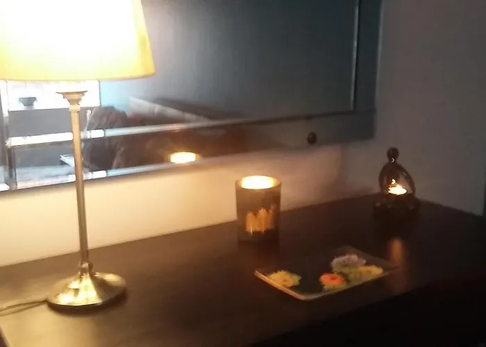 Two Bedroom With Free Side Street Parking 24 *