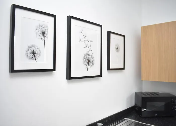 Modern & Bright 1 Bed For 4 Close To Centre! *