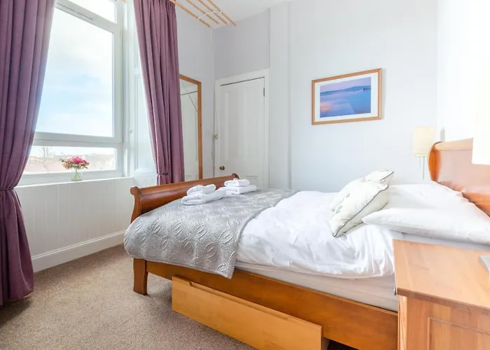 Beautiful Center 1 Bed With Park View شقة