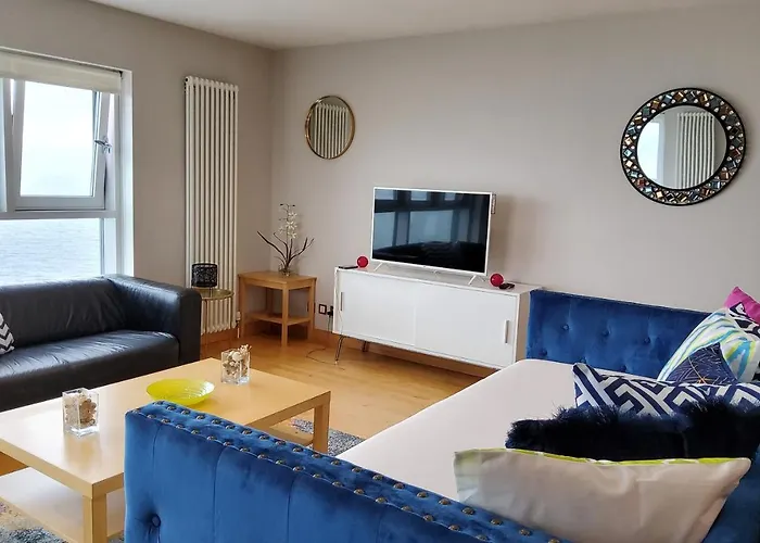 2 Bed Aprtmt- Waterfront, 5 Beds, Parking דירה אדינבורו