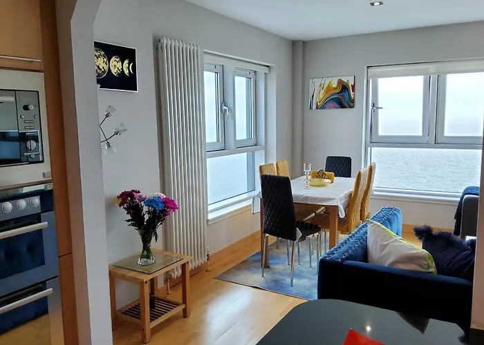 2 Bed Aprtmt- Waterfront, 5 Beds, Parking דירה *