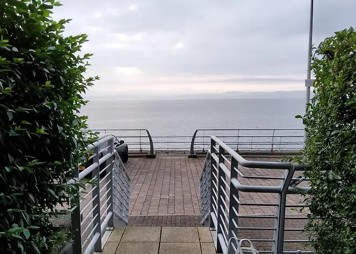 2 Bed Aprtmt- Waterfront, 5 Beds, Parking