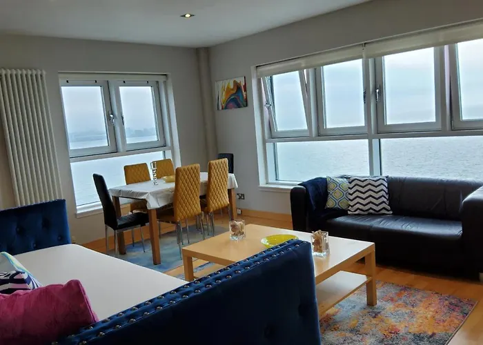 2 Bed Aprtmt- Waterfront, 5 Beds, Parking דירה