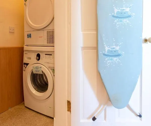 Beautiful Center 1 Bed With Park View דירה אדינבורו