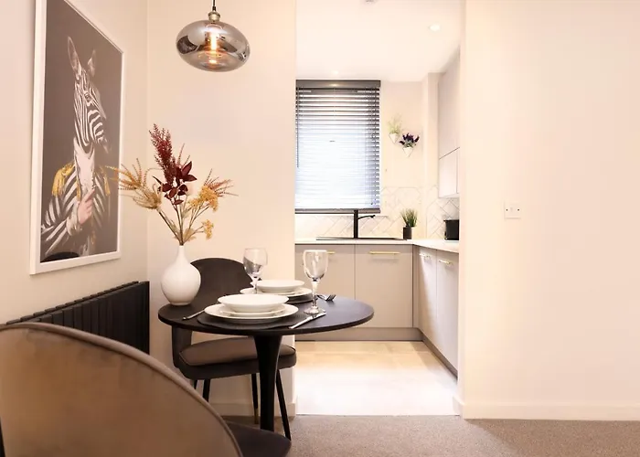 Joivy Modern 1 Bed Flat In West End, Close To Princes Gardens *