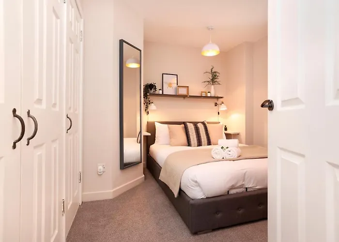 Joivy Modern 1 Bed Flat In West End, Close To Princes Gardens