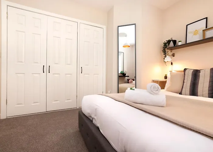 Joivy Modern 1 Bed Flat In West End, Close To Princes Gardens *