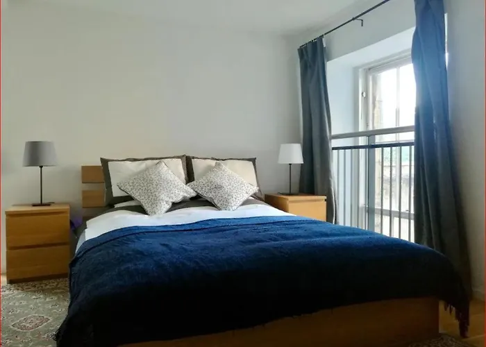 Mezzanine In Historic School דירה