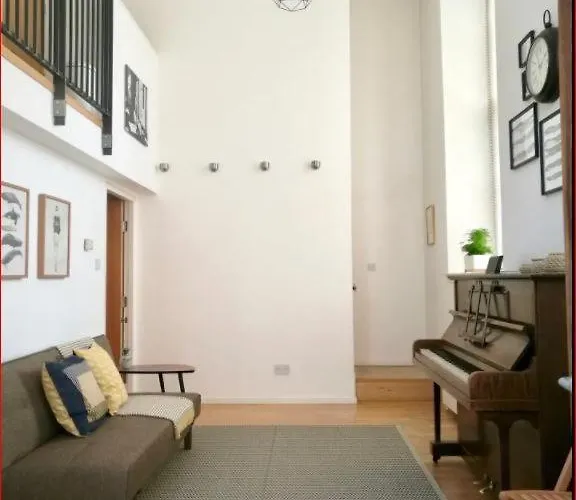 דירה Mezzanine In Historic School