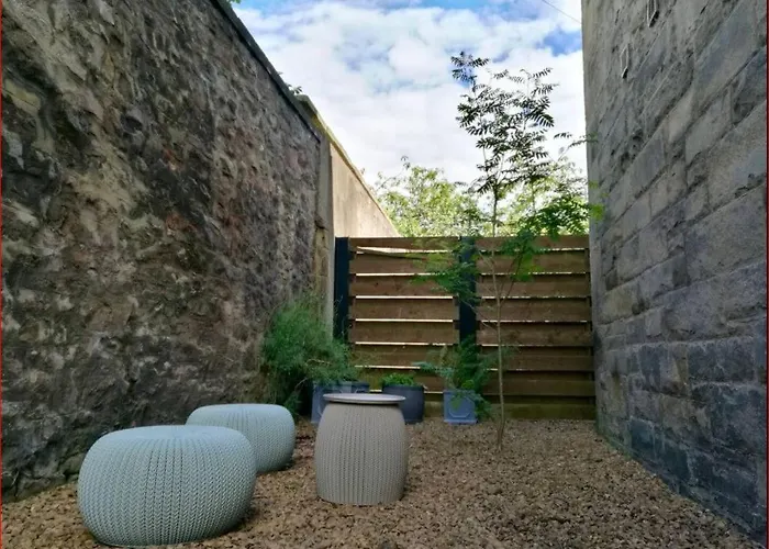 דירה Mezzanine In Historic School *