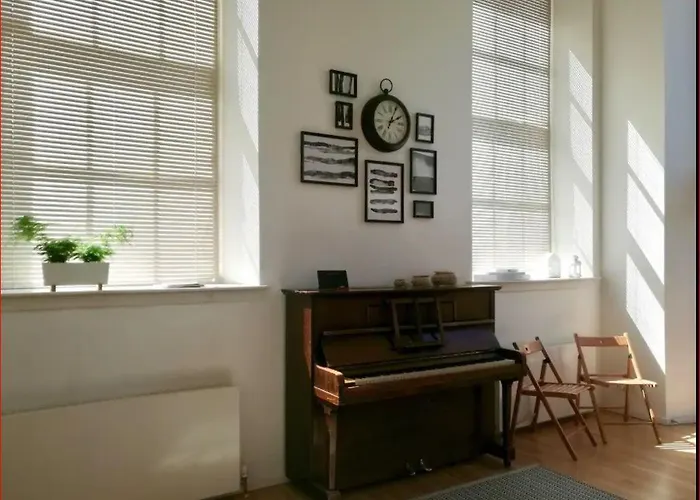 Mezzanine In Historic School דירה