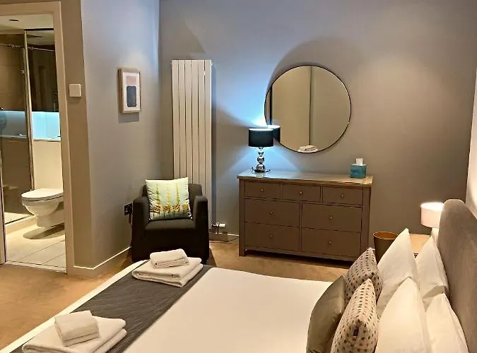 Quartermile Meadows View 2 Bedroom - With Free Parking Apartment *