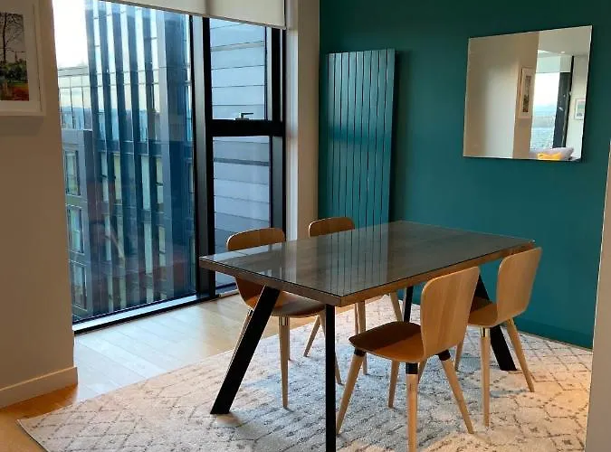 Quartermile Meadows View 2 Bedroom - With Free Parking Apartment