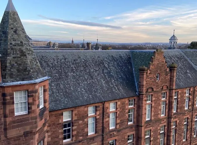 Quartermile Meadows View 2 Bedroom - With Free Parking Apartment *