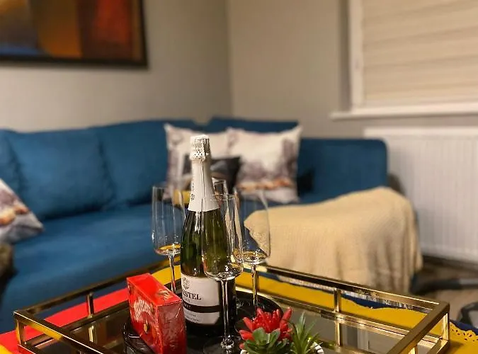 Lovely 3 Bed With Jacuzzi, Close To Airport, Driveway, Wifi *