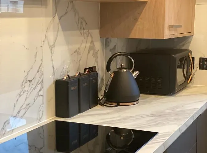 Appartement Lovely 3 Bed With Jacuzzi, Close To Airport, Driveway, Wifi
