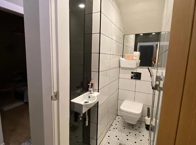 Lovely 3 Bed With Jacuzzi, Close To Airport, Driveway, Wifi