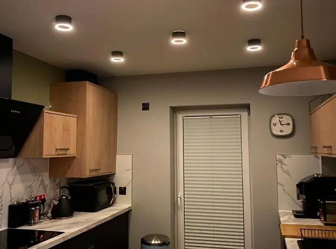 Appartement Lovely 3 Bed With Jacuzzi, Close To Airport, Driveway, Wifi *