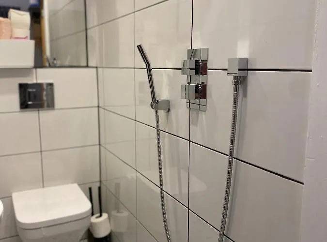 Lovely 3 Bed With Jacuzzi, Close To Airport, Driveway, Wifi