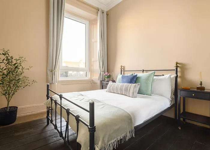 Spacious 2br Leith *