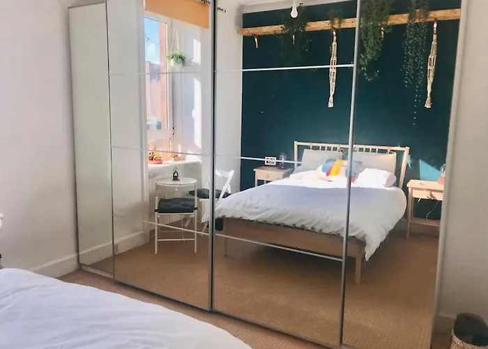 Cosy 2 Bedroom Flat In דירה *