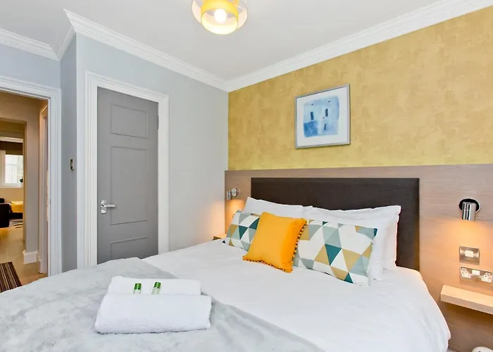 Ultra Modern, West End Village, Refurbished Basement Appt شقة *