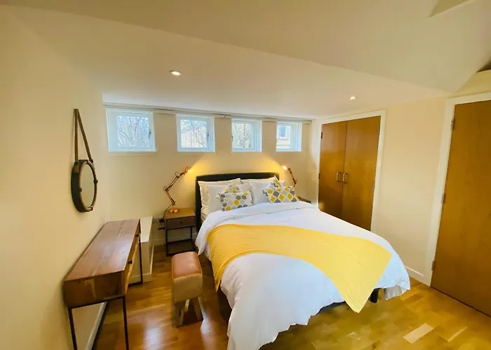 2 Bed 2 Bath With Private Parking * אדינבורו