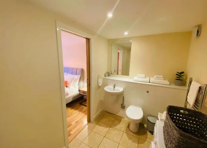 2 Bed 2 Bath With Private Parking דירה