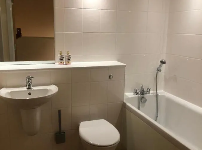2 Bed 2 Bath With Private Parking דירה *
