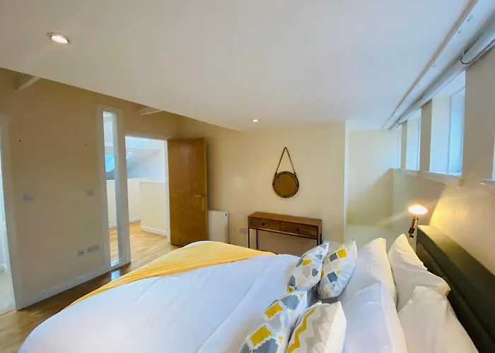 דירה 2 Bed 2 Bath With Private Parking אדינבורו