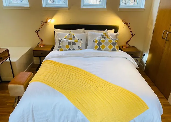 2 Bed 2 Bath With Private Parking דירה