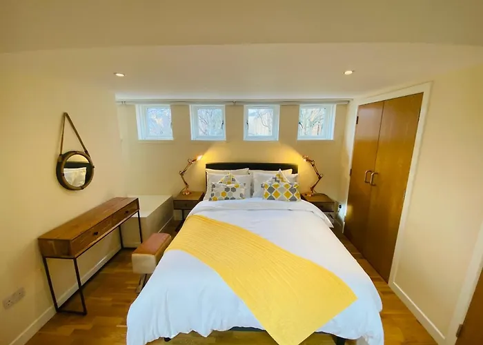 דירה 2 Bed 2 Bath With Private Parking אדינבורו