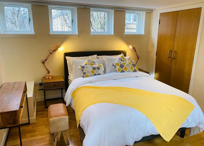 2 Bed 2 Bath With Private Parking * אדינבורו