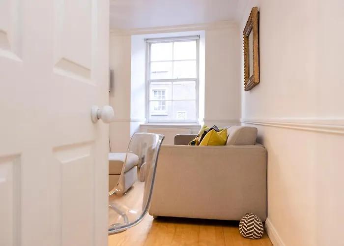 Joivy Charming With Patio Nearby The Castle Apartment *
