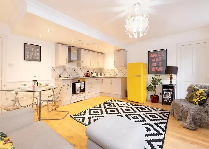 Joivy Charming With Patio Nearby The Castle דירה אדינבורו