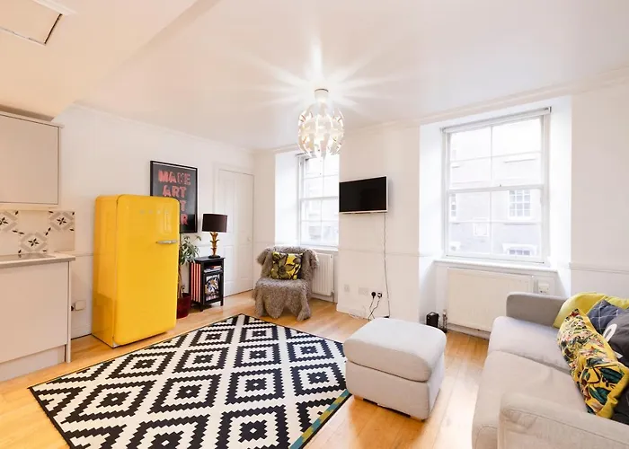 Joivy Charming With Patio Nearby The Castle דירה *