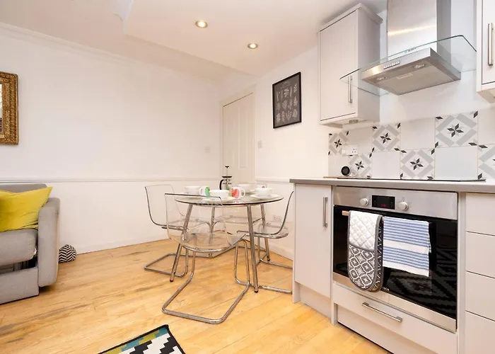 דירה Joivy Charming With Patio Nearby The Castle