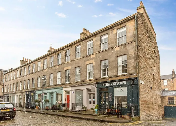 Ultra Modern, West End Village, Refurbished Basement Appt شقة